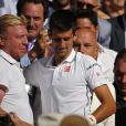  Novak Djokovic dans les bras de Boris Becker apr&egrave;s sa victoire en finale de Wimbledon, face &agrave; Roger Federer, le 6 juillet 2014 &agrave; Londres 