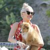 Exclusif - Miley Cyrus et sa soeur Noah vont faire des courses à Los Angeles, le 29 juin 2014. Miley porte son nouveau petit chien Emu dans ses bras. Les deux soeurs se sont d'abord rendues dans une épicerie puis dans le magasin "Bed Bath and Beyond".