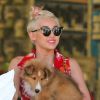 Exclusif -  Miley Cyrus avec son nouveau petit chien Emu va faire des courses à Los Angeles avec sa soeur, le 29 juin 2014. 