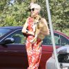 Exclusif - Miley Cyrus et sa soeur Noah vont faire des courses à Los Angeles, le 29 juin 2014. Miley porte son nouveau petit chien Emu dans ses bras. Les deux soeurs se sont d'abord rendues dans une épicerie puis dans le magasin "Bed Bath and Beyond".