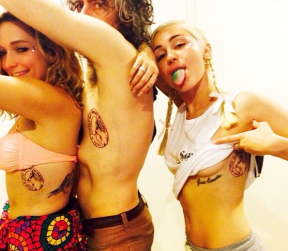Topless sur Instagram, Miley Cyrus a dévoilé un nouveau tatouage hommage à son chien mort Floyd. Un délire dans lequel elle a également embarqué ses comparses Wayne Coyne et Katy Weaver.