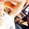 Topless sur Instagram, Miley Cyrus a dévoilé un nouveau tatouage hommage à son chien mort Floyd. Un délire dans lequel elle a également embarqué ses comparses Wayne Coyne et Katy Weaver.