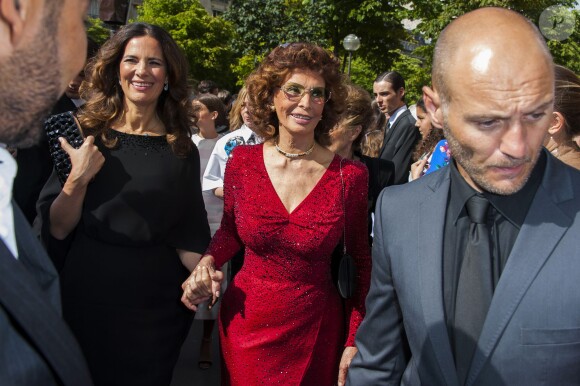 Sophia Loren, accompagnée de Roberta Armani (nièce de Giorgio Armani), arrive au Théâtre national de Chaillot pour assister au défilé Giorgio Armani Privé automne-hiver 2014-2015. Paris, le 8 juillet 2014.