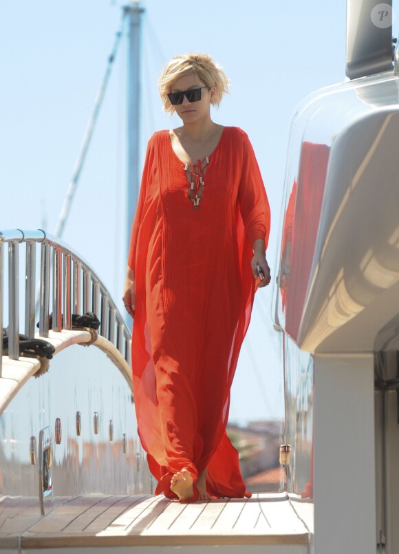 Rita Ora sur le yacht de Roberto Cavalli à Cannes, le 17 mai 2014.