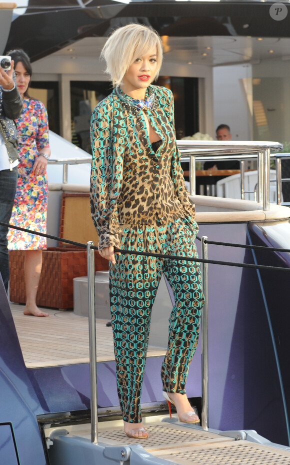 Rita Ora sur le yacht de Roberto Cavalli à Cannes, le 16 mai 2014.