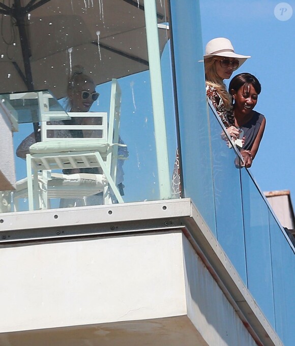 Gwen Stefani et Rachel Zoe observent depuis la terrasse ce qui se passent sur la plage à Malibu, le 5 Juillet 2014.