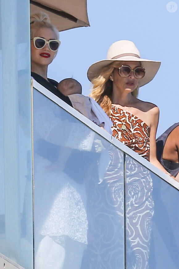 Gwen Stefani, son fils Apollo dans les bras, et Rachel Zoe observent depuis la terrasse ce qui se passent sur la plage à Malibu, le 5 Juillet 2014.
