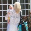 Le petit Apollo dans les bras de sa maman. Gwen Stefani et son mari Gavin Rossdale en compagnie de leurs enfants arrivent au domicile de Rachel Zoe à Malibu, le 5 Juillet 2014.
