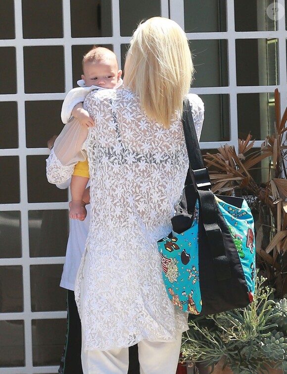 Le petit Apollo dans les bras de sa maman. Gwen Stefani et son mari Gavin Rossdale en compagnie de leurs enfants arrivent au domicile de Rachel Zoe à Malibu, le 5 Juillet 2014.