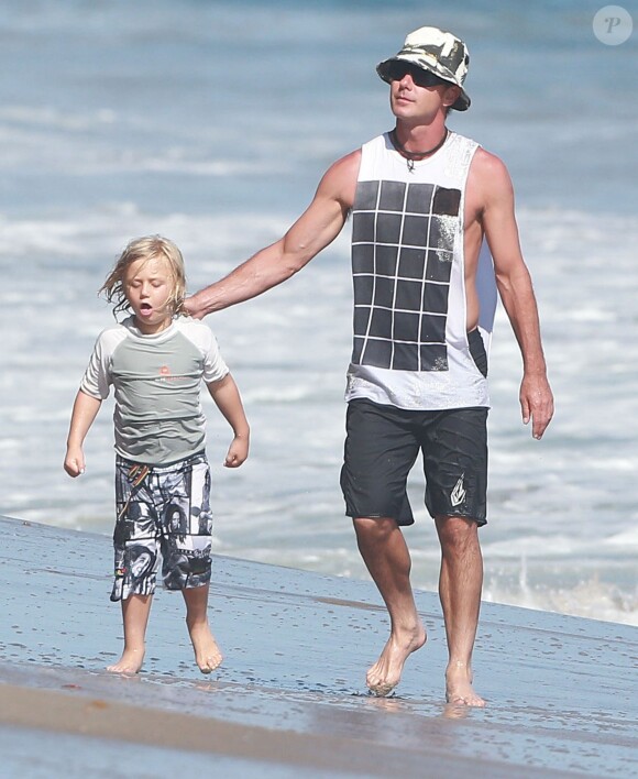 Gavin Rossdale et ses enfants sur la plage de Malibu au pied de la maison de Rahcel Zoe, le 5 juillet 2014.