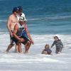 Gavin Rossdale et ses enfants sur la plage de Malibu au pied de la maison de Rahcel Zoe, le 5 juillet 2014.