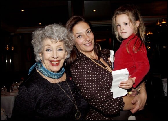 Micheline Dax, sa fille Véronique, et sa petit-fille Juliette à Paris le 3 mars 2008. 