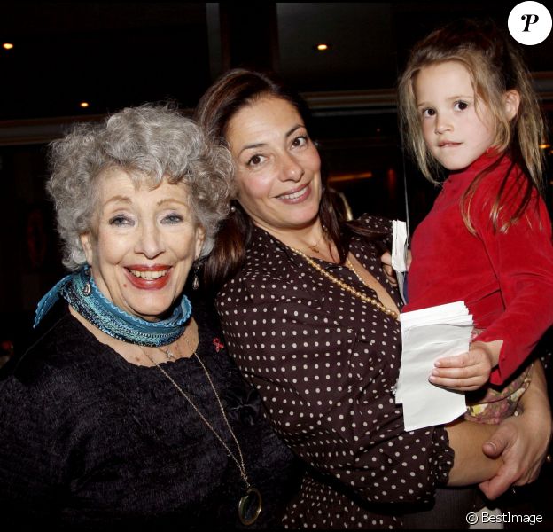 Micheline Dax, sa fille Véronique, et sa petit-fille Juliette à Paris le 3 mars 2008.