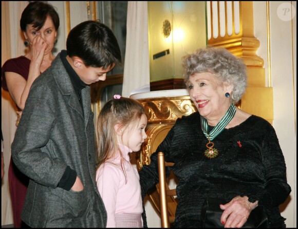 Micheline Dax avec ses petits-enfants à Paris le 26 février 2008.