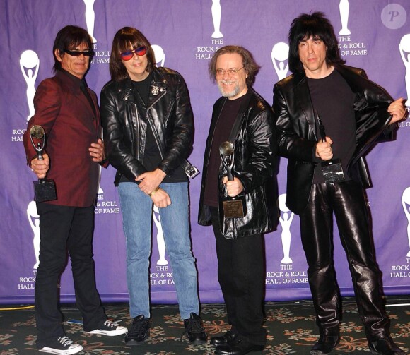 The Ramones au Rock & Roll Hall of Fame en 2002, sans Joey, déjà mort.