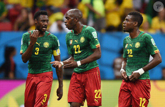 Nicolas Nkoulou en discussion avec Allan Nyom et Henri Bedimo lors du match de poules du Cameroun contre le Brésil le 23 juin 2014 lors de la Coupe du monde.