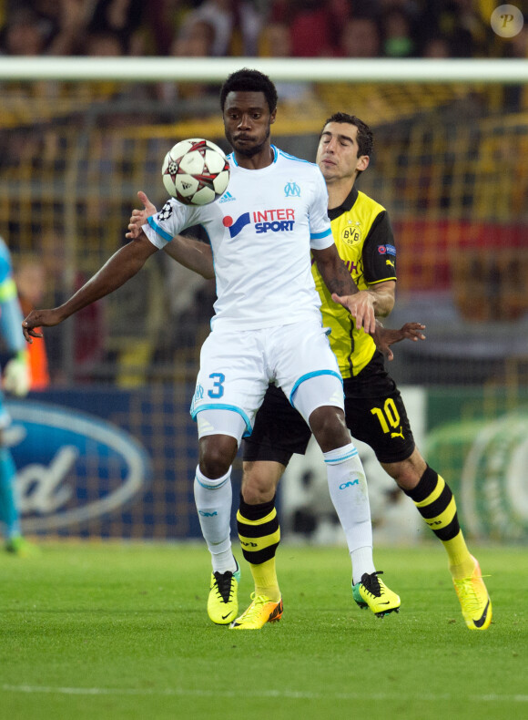 Nicolas Nkoulou à la lutte avec Henrich Mchitarjan du Borussia Dortmund le 1er octobre 2013 en Allemagne.