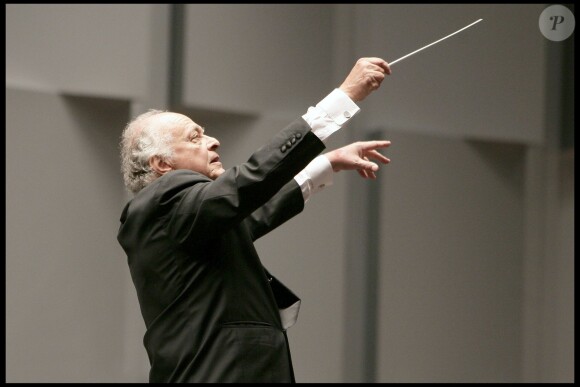 Lorin Maazel dirige le Philharmonique de Londres au Grimaldi Forum à Monaco, le 9 septembre 2009. 