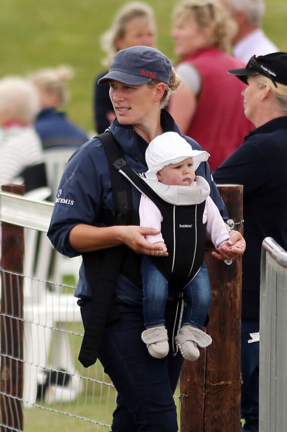 Zara Phillips avec sa fille Mia au concours complet Barbury International Horse Trials à Wiltshire le 5 juillet 2014