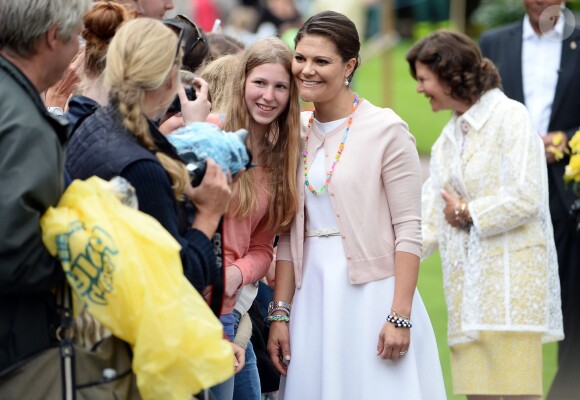 Photos et selfies, Victoria a payé de sa personne. La famille royale de Suède célébrait le 14 juillet 2014 le 37e anniversaire de la princesse Victoria de Suède. Le roi Carl XVI Gustaf, la reine Silvia, le prince Daniel et la princesse Estelle étaient réunis à la Villa Solliden, sur l'île d'Öland, pour la traditionnelle rencontre avec le public.