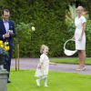 La princesse Estelle de Suède, 2 ans, était l'attraction de la célébration publique du 37e anniversaire de sa maman la princesse héritière Victoria, le 14 juillet 2014. Le roi Carl XVI Gustaf, la reine Silvia, le prince Daniel et la princesse Estelle étaient réunis à la Villa Solliden, sur l'île d'Öland, pour la traditionnelle rencontre avec le public.