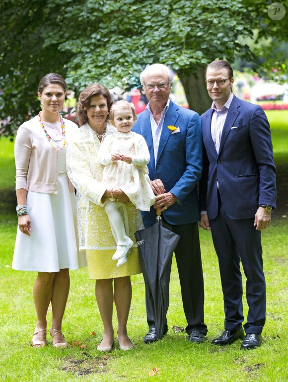 La princesse Estelle de Suède dans les bras de sa mamie la reine Silvia lors de la célébration publique du 37e anniversaire de sa maman la princesse héritière Victoria, le 14 juillet 2014. Le roi Carl XVI Gustaf, la reine Silvia, le prince Daniel et la princesse Estelle étaient réunis à la Villa Solliden, sur l'île d'Öland, pour la traditionnelle rencontre avec le public.