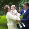 La princesse Estelle de Suède, 2 ans, était l'attraction de la célébration publique du 37e anniversaire de sa maman la princesse héritière Victoria, le 14 juillet 2014. Le roi Carl XVI Gustaf, la reine Silvia, le prince Daniel et la princesse Estelle étaient réunis à la Villa Solliden, sur l'île d'Öland, pour la traditionnelle rencontre avec le public.