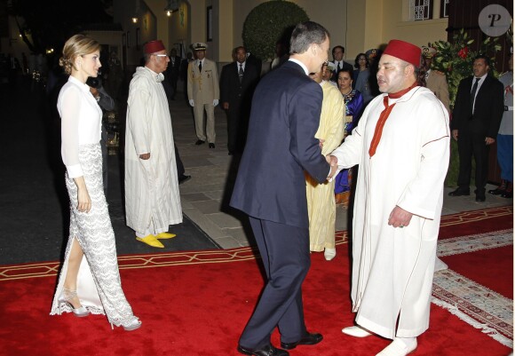 Le roi Mohammed VI du Maroc accueille le roi Felipe VI et la reine Letizia pour l'iftar qu'il offrait le 14 juillet 2014 au palais royal à Rabat.
