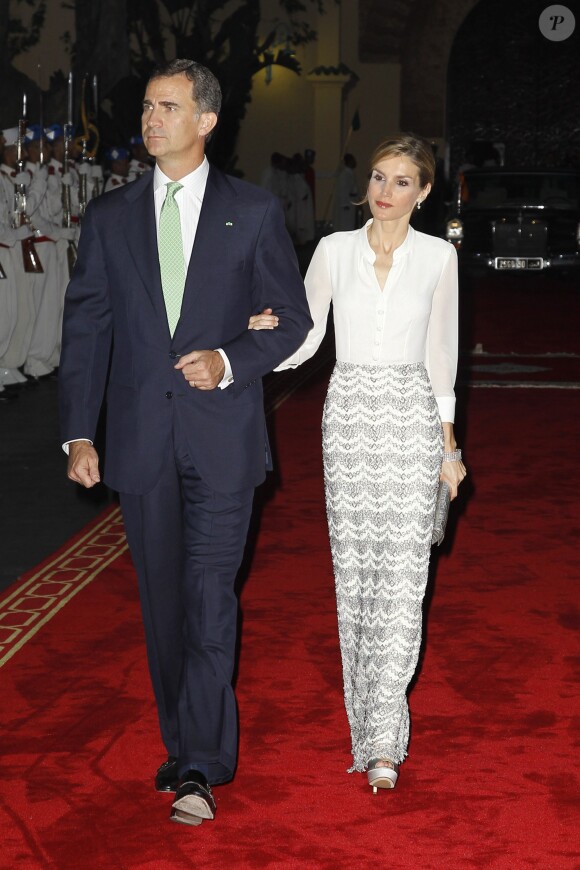 Le roi Felipe VI et la reine Letizia d'Espagne arrivent pour l'iftar offert en leur honneur par le roi Mohammed VI du Maroc au palais royal, à Rabat, le 14 juillet 2014 pour leur visite inaugurale.