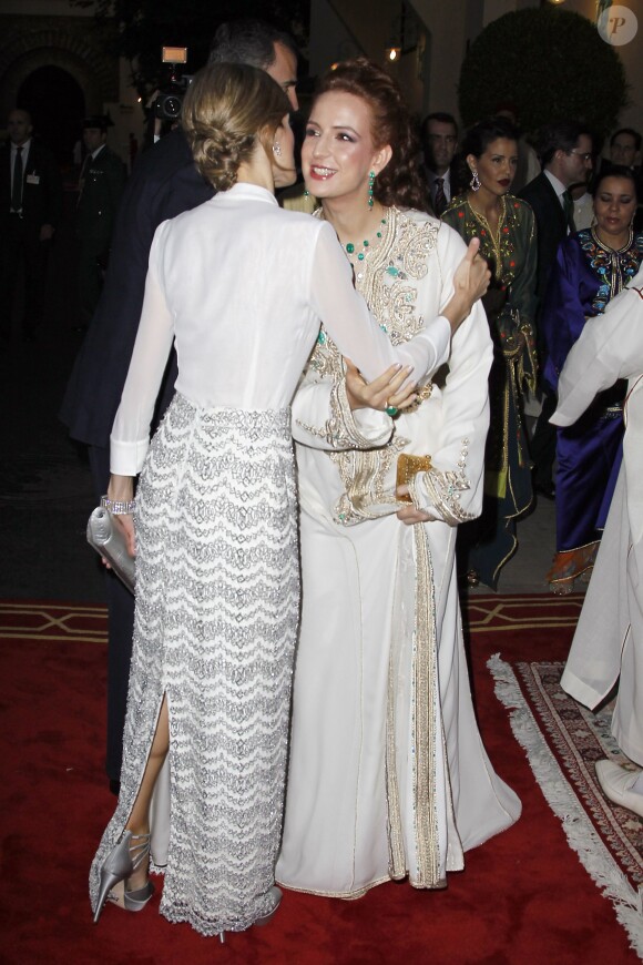 Letizia d'Espagne et Lalla Salma du Maroc se saluent, deux icônes d'élégance éblouissantes lors de l'iftar offert le 14 juillet 2014 au palais royal à Rabat par le roi Mohammed VI pour la visite inaugurale du roi Felipe VI d'Espagne et son épouse.