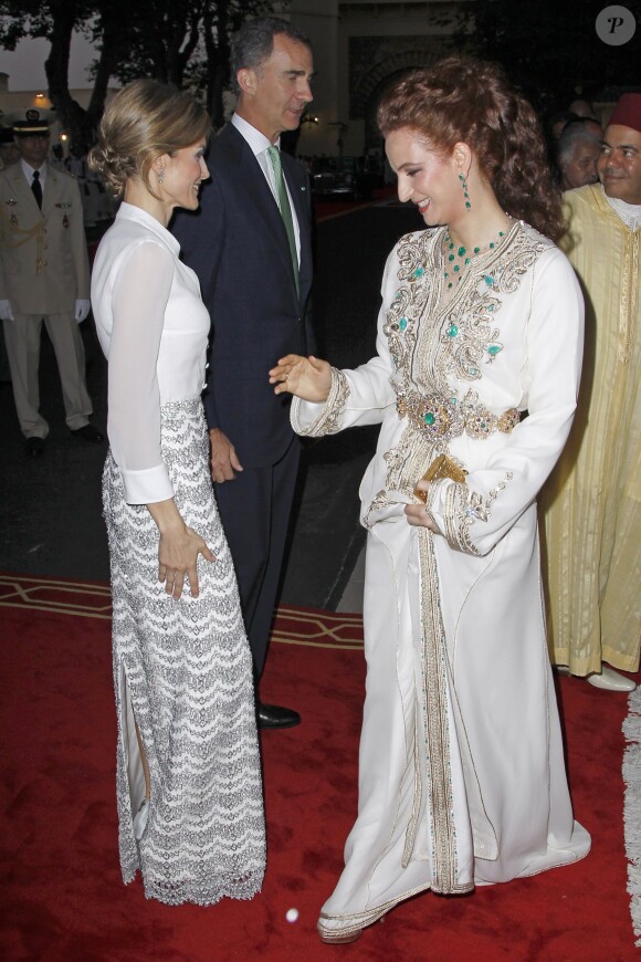 Letizia d'Espagne et Lalla Salma du Maroc, qui semble apprécier la tenue de son invitée, lors de l'iftar offert le 14 juillet 2014 au palais royal à Rabat par le roi Mohammed VI pour la visite inaugurale du roi Felipe VI d'Espagne et son épouse.