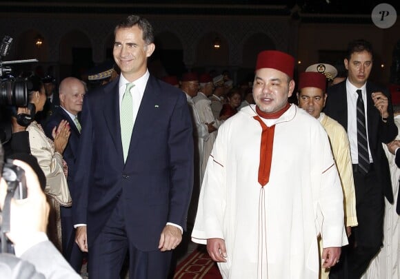 Le roi Felipe VI d'Espagne et le roi Mohammed VI du Maroc arrivent pour l'iftar donné au palais royal, à Rabat, le 14 juillet 2014, en l'honneur de la visite inaugurale du couple royal espagnol.