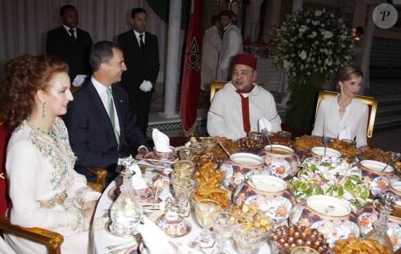 La princesse Lalla Salma, le roi Felipe VI, le roi Mohammed VI et la reine Letizia ont partagé un iftar au palais royal, à Rabat au Maroc, le 14 juillet 2014, pour la visite inaugurale du couple royal ibérique.