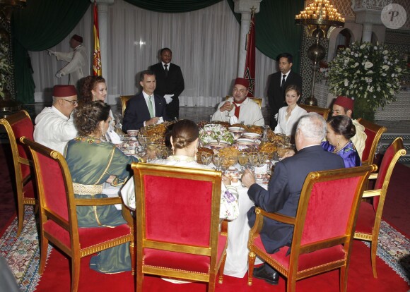 Le roi Felipe VI d'Espagne et son épouse la reine Letizia ont pris un iftar avec la famille royale du Maroc le 14 juillet 2014 au palais royal à Rabat, à l'occasion de leur visite inaugurale.