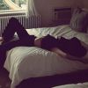 Nicole Trunfio photographiée sur son lit par son amoureux, Gary Clark, Jr. Juillet 2014.