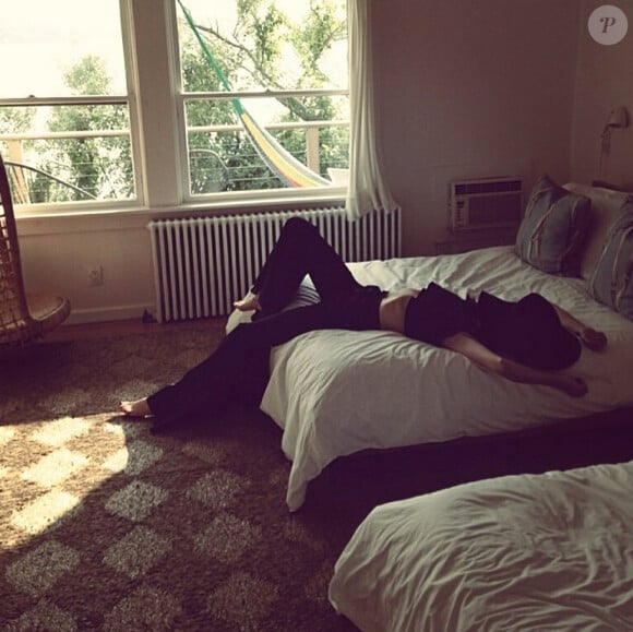 Nicole Trunfio photographiée sur son lit par son amoureux, Gary Clark, Jr. Juillet 2014.