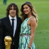 Gisele Bündchen et Charles Puyol apportent la coupe du monde avant le début de la finale de la FIFA 2014 Allemagne-Argentine à Rio de Janeiro, le 13 juillet 2014.