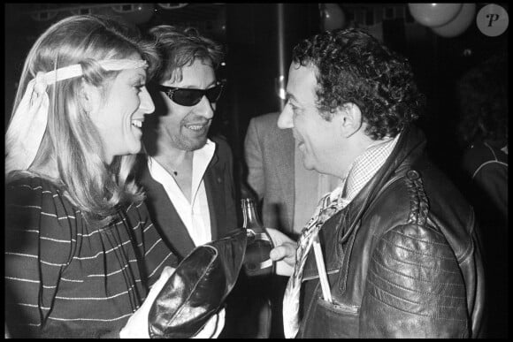 Sheila, Serge Gainsbourg et Coluche à Paris, décembre 1981. 