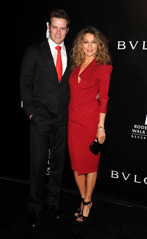 Natalie Zea et son époux Travis Schuldt lors du Rodeo Drive Walk Of Style chez Bulgari à Beverly Hills, le 5 décembre 2012