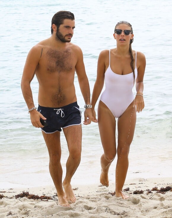 Natasha Oakley et son petit-ami Martin Médus (Secret Story 3) se baignent à Miami, le 17 juillet 2014. 