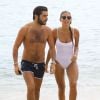 Natasha Oakley et son petit-ami Martin Médus (Secret Story 3) se baignent à Miami, le 17 juillet 2014. 
