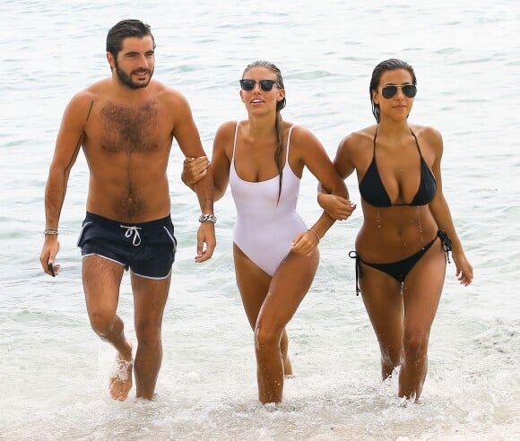 Devin Brugman, Natasha Oakley et son petit-ami Martin Médus (Secret Story 3) se baignent à Miami, le 17 juillet 2014.