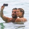 Natasha Oakley et son petit-ami Martin Médus (Secret Story 3), amoureux, se baignent à Miami, le 17 juillet 2014.