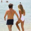 Natasha Oakley et son petit-ami Martin Médus (Secret Story 3), amoureux, se baignent à Miami, le 17 juillet 2014.