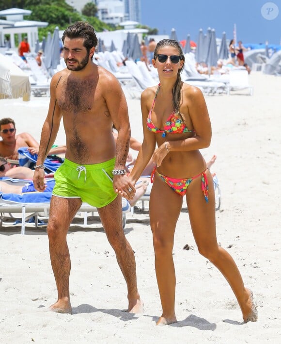 Natasha Oakley et son petit ami Martin Médus (Secret Story 3) amoureux et complices lors de leurs vacances à Miami, le 16 juillet 2014.
