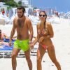 Natasha Oakley et son petit ami Martin Médus (Secret Story 3) amoureux et complices lors de leurs vacances à Miami, le 16 juillet 2014.