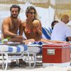 Natasha Oakley et son petit ami Martin Médus (Secret Story 3) partagent une noix de coco alors qu'ils se baignent lors de leurs vacances à Miami, le 16 juillet 2014. 