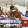 Natasha Oakley et son petit ami Martin Médus (Secret Story 3) s'embrassent entre deux baignades lors de leurs vacances à Miami, le 16 juillet 2014.