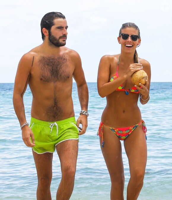 Natasha Oakley et son petit ami Martin Médus (Secret Story 3) radieux lors de leurs vacances à Miami, le 16 juillet 2014. 