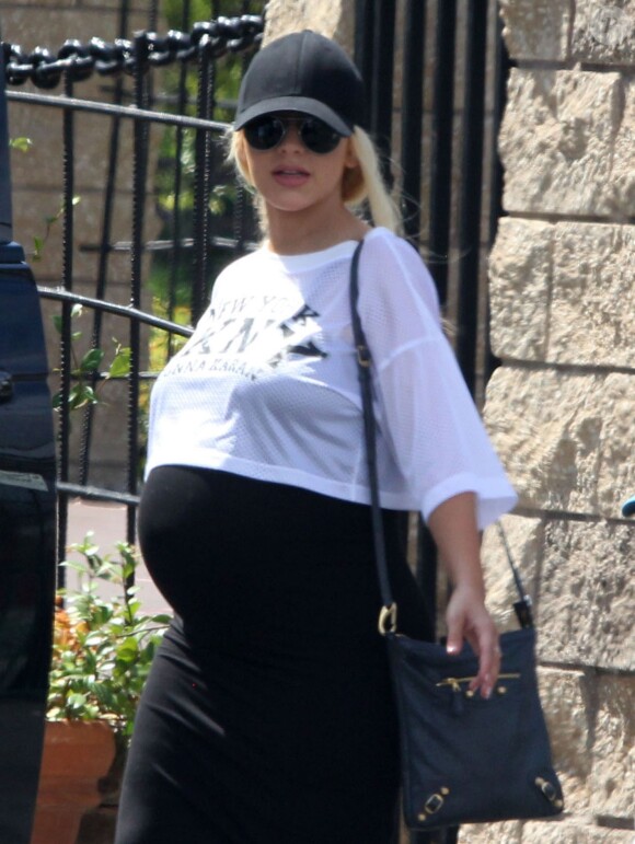 Exclusif - Christina Aguilera, très enceinte, sà fait une balade à Studio City, le 12 juillet 2014.